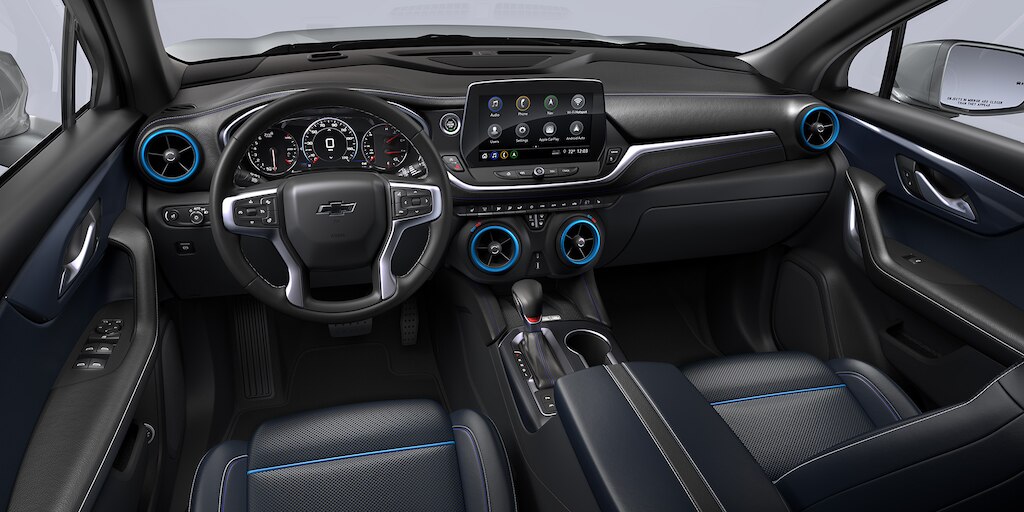 Piel negro con acentos azules de Chevrolet Blazer 2025, camioneta mediana