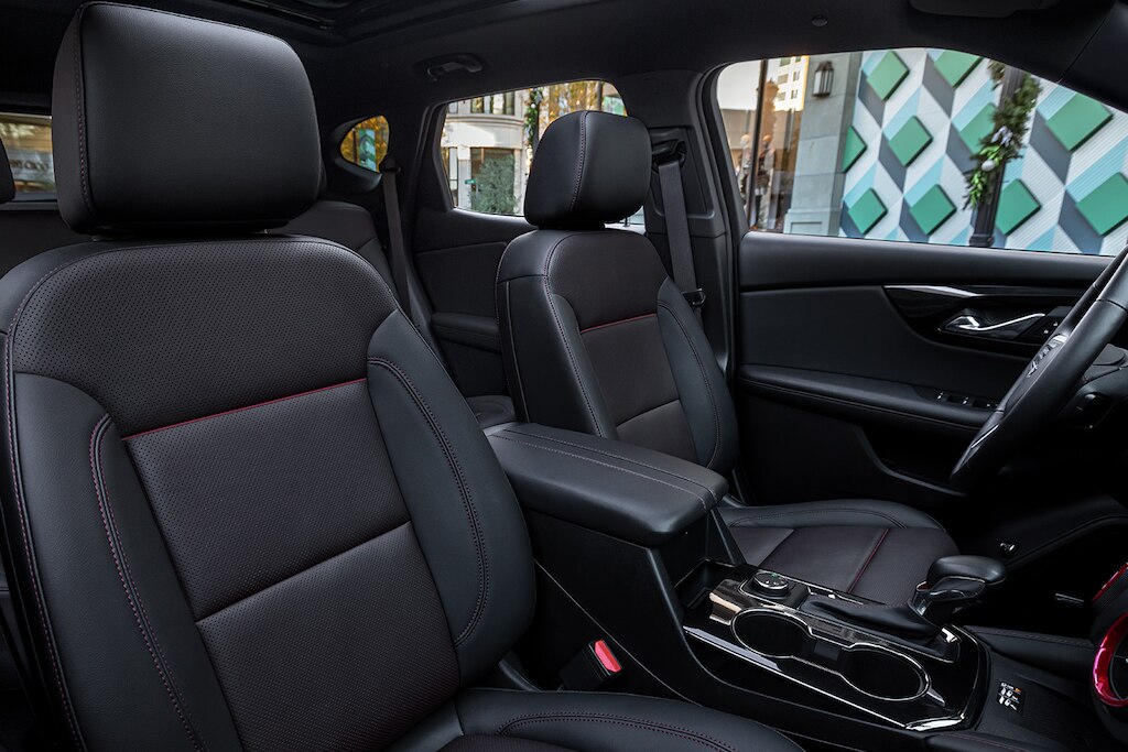 Chevrolet Blazer 2025, camioneta mediana con asientos ventilados y calefactables con acentos en color rojo